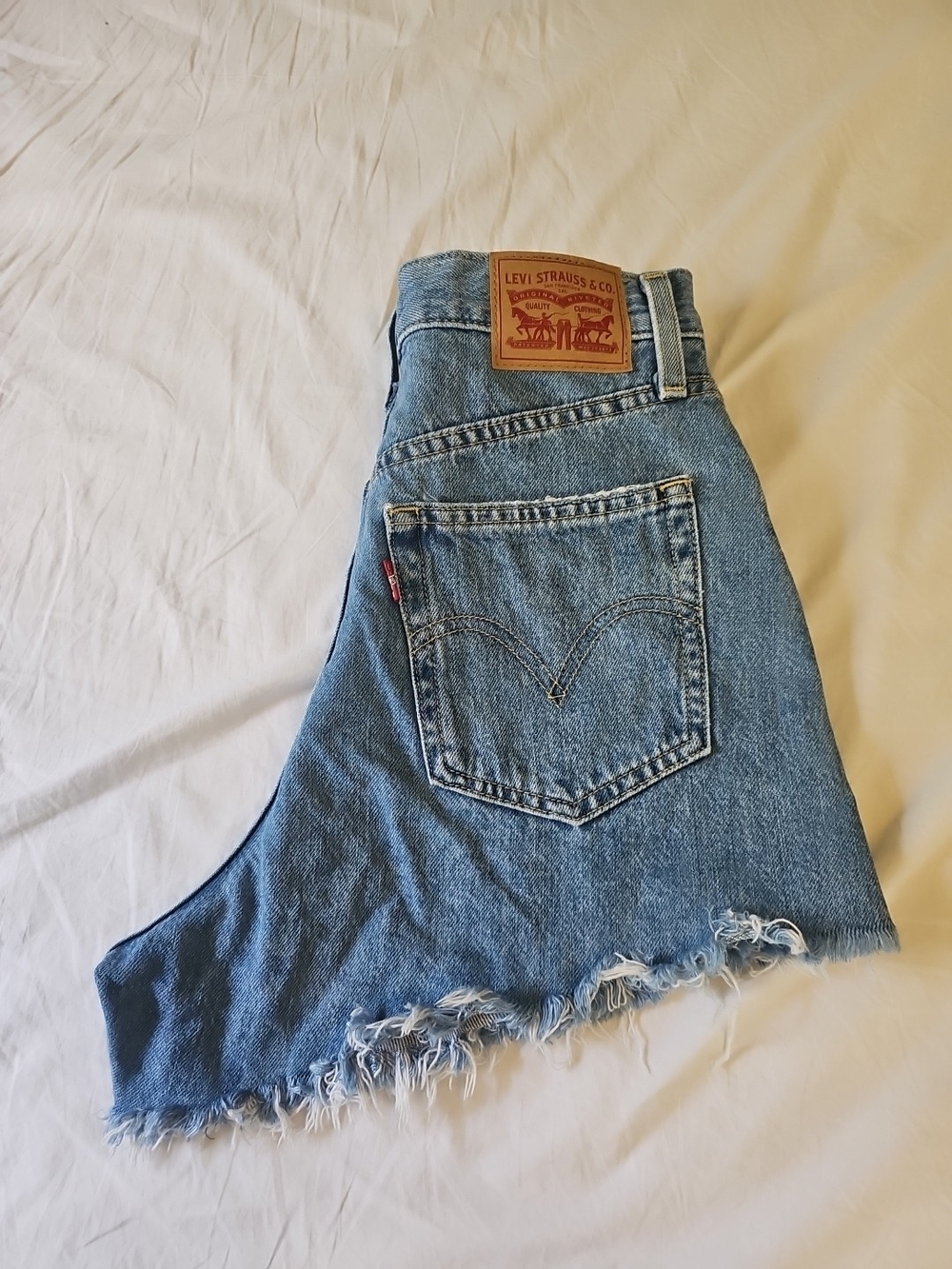 LEVI'S Women High Waisted Mom Shorts Jeans Size 26 Distressed - Picture 2 of 7